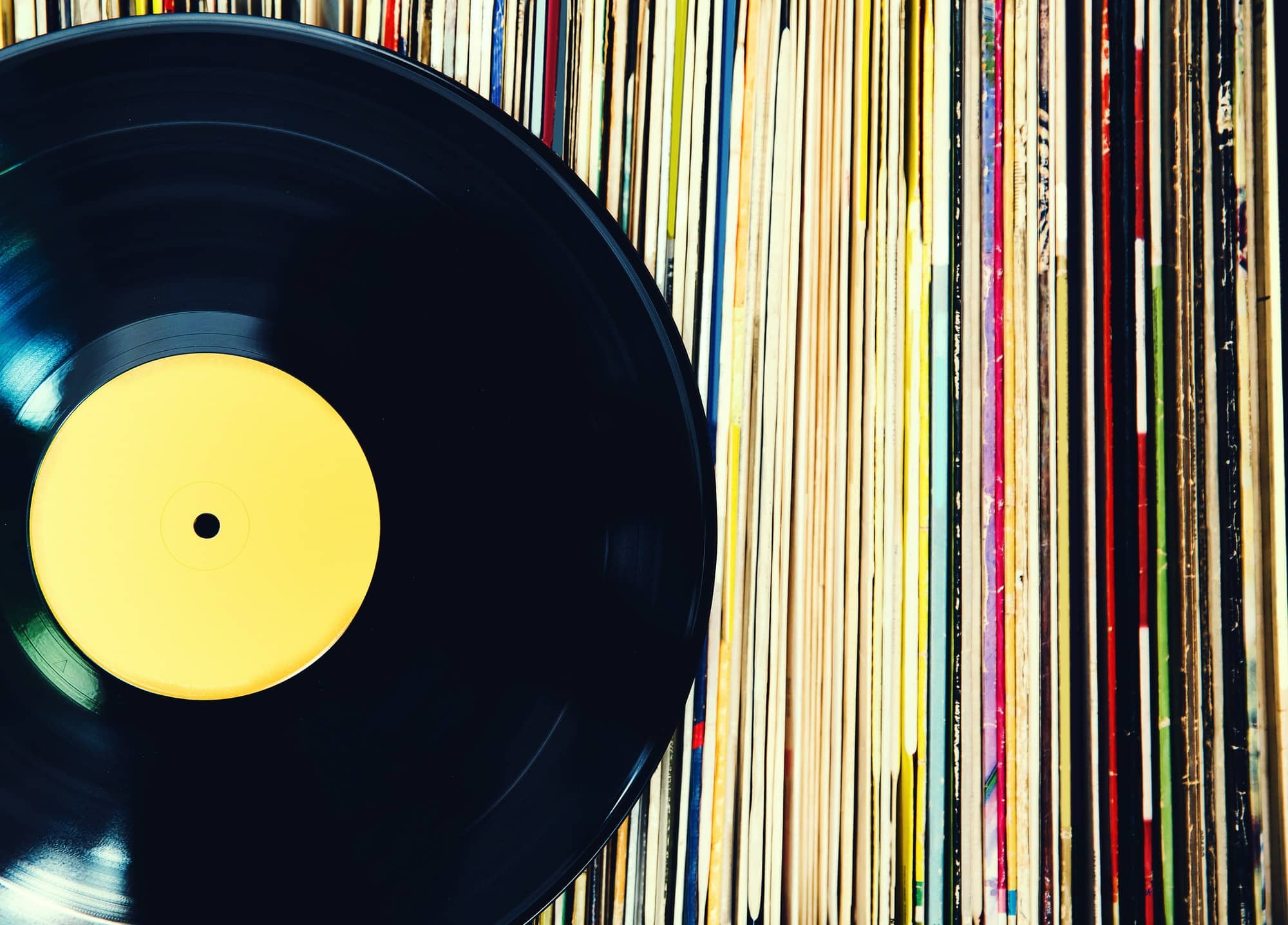 Quelles sont les erreurs courantes à éviter lors du rangement des vinyles ?