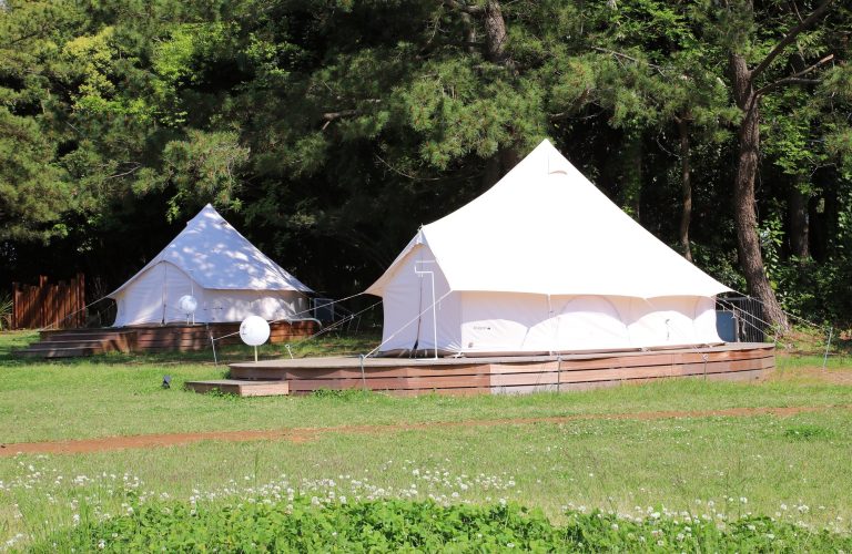 Comment orienter sa tente pendant un camping en Ardèche ?